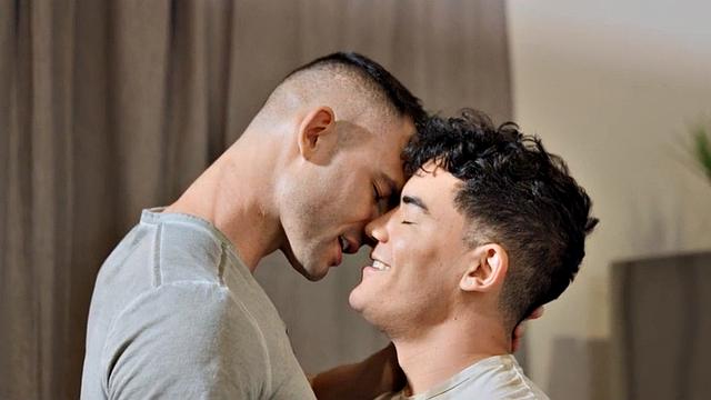 Barebacking jock fucks stud in voyeur 3some until cum