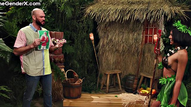 черная транса с большой жопой трахается на улице в догги