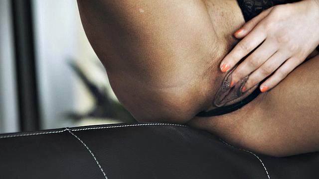 две брюнетки лижут и ласкают друг друга в белье