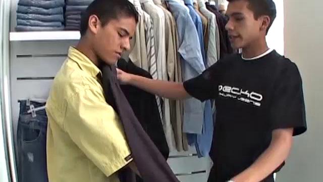 Латиносы не выдерживают в офисе: страсть, минет на полу и жёсткий трах до кончи