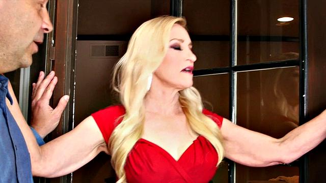 Robin Pachino gets DP'd by new neighbors