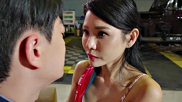 жесткая депутатша садится на член помощника и не может остановиться