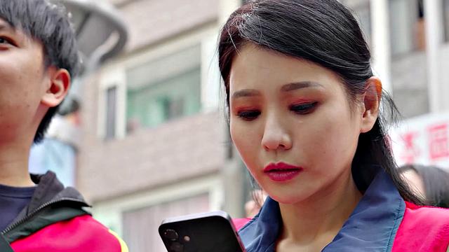 жесткая депутатша садится на член помощника и не может остановиться