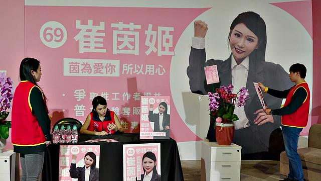 жесткая депутатша садится на член помощника и не может остановиться