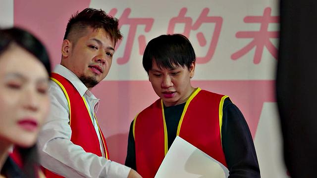 жесткая депутатша садится на член помощника и не может остановиться