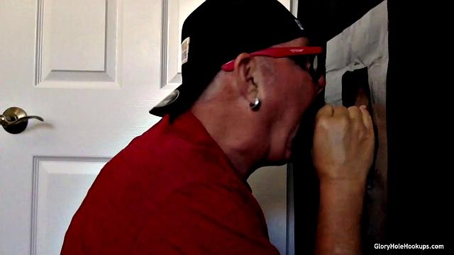 Florida Guy Tries Out A Gloryhole