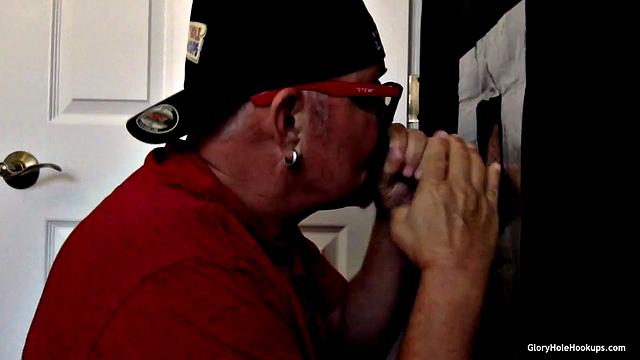 Florida Guy Tries Out A Gloryhole