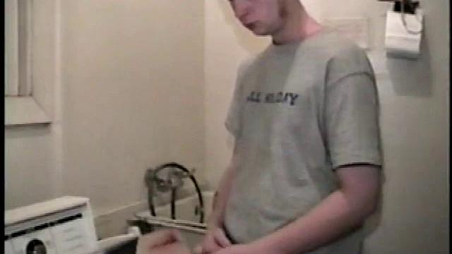 Сосед с мощным членом дрочит на стиралке и не сдерживается