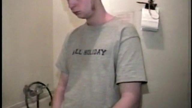 Сосед с мощным членом дрочит на стиралке и не сдерживается