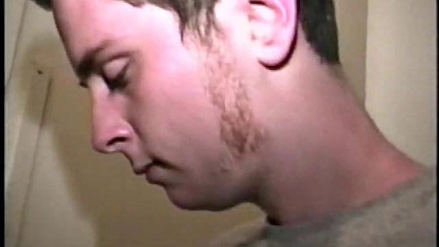 Сосед с мощным членом дрочит на стиралке и не сдерживается