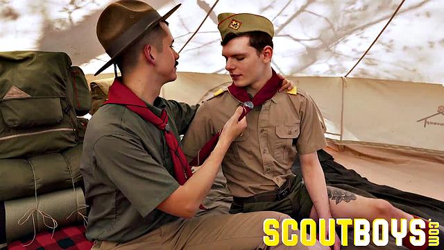 Волосатый турист забил на уху и устроил себе другой ужин в палатке