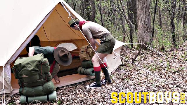 Волосатый турист забил на уху и устроил себе другой ужин в палатке