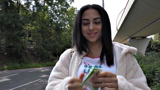 татуированная брюнетка жарко трахается на заднем сиденье такси