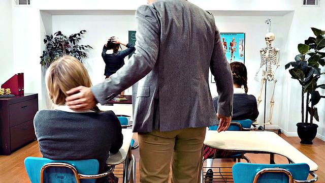 Кимбер Вудс получает анальный урок от строгого учителя