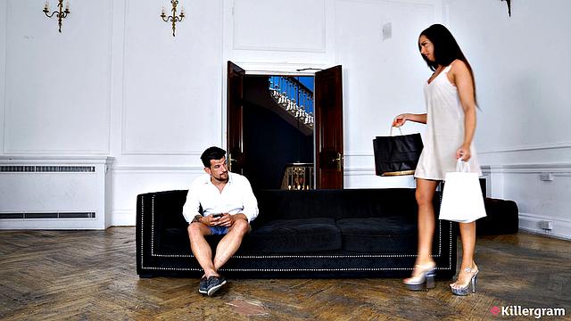 Лара Ли нежно отсасывает зрелому любовнику и получает горячий кремпай от Рэйлана Франко в свои упругие дырки.