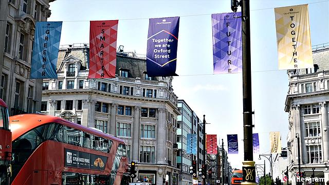 Лара Ли нежно отсасывает зрелому любовнику и получает горячий кремпай от Рэйлана Франко в свои упругие дырки.