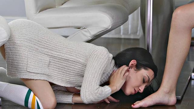 Latina brunette gets her pussy and feet licked in a foot fetish breakfast