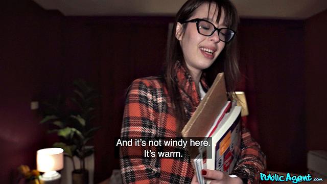 Взял Мию Де Вил домой - брюнетка в очках закрыла рот и прыгнула сверху, будто подписку продаёт с огоньком.