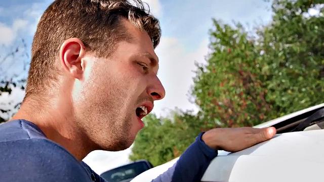 татуированный качок отсасывает и тут же трахает парня в лесу