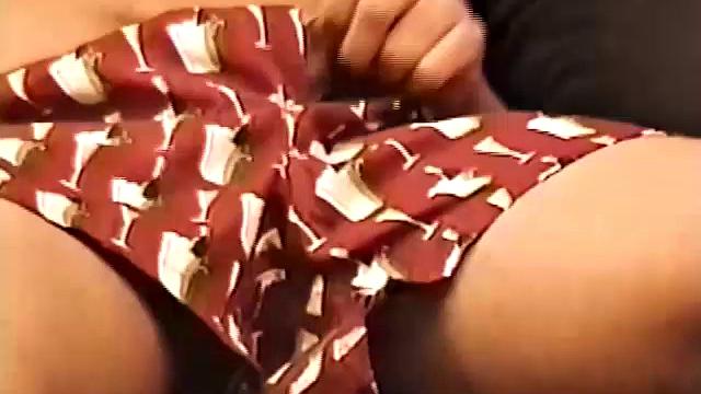 Марко дрочит по-жёсткому и кончает на всю катушку