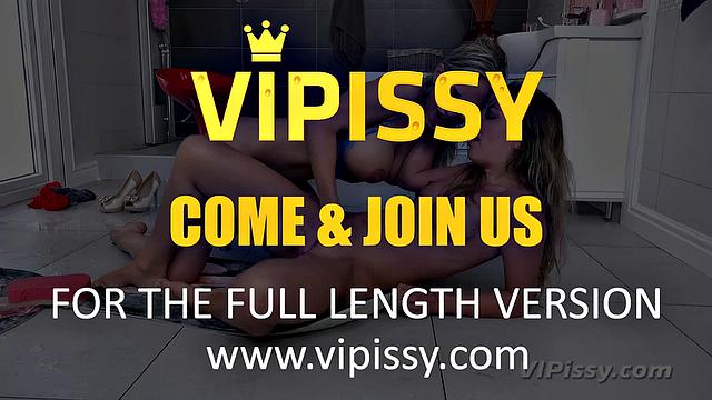 жаркие лесбиянки пьют мочу и лижут друг другу киски