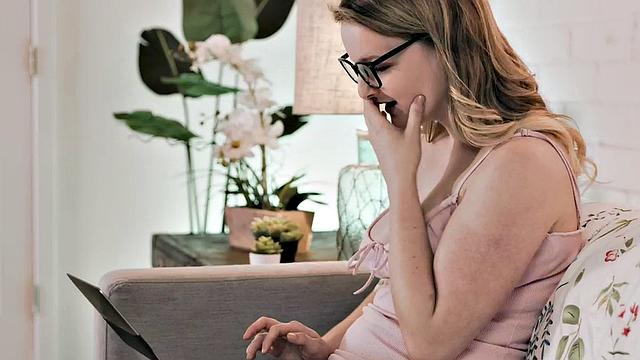 Блондинка с большими сиськами глотает и трахается в догги и наезднице