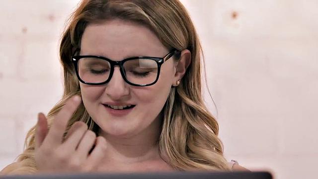 Блондинка с большими сиськами глотает и трахается в догги и наезднице