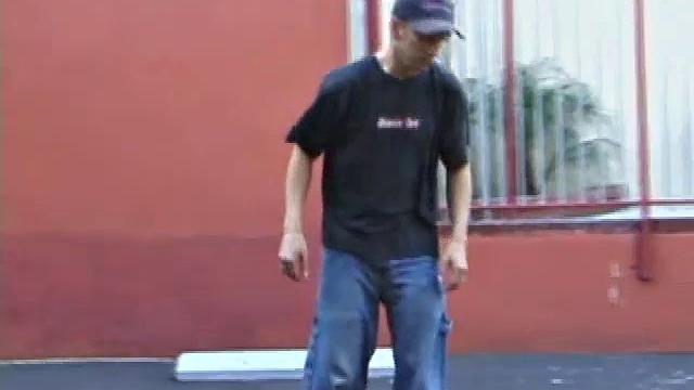 скейтер дрочит и кончает на кровати