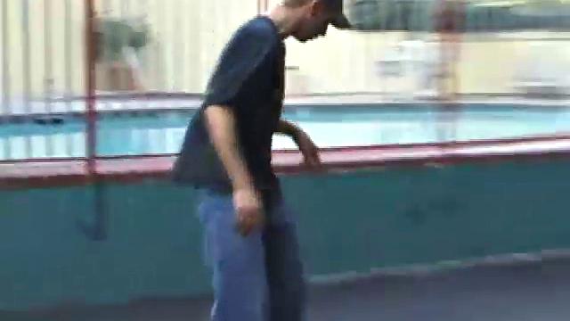 скейтер дрочит и кончает на кровати