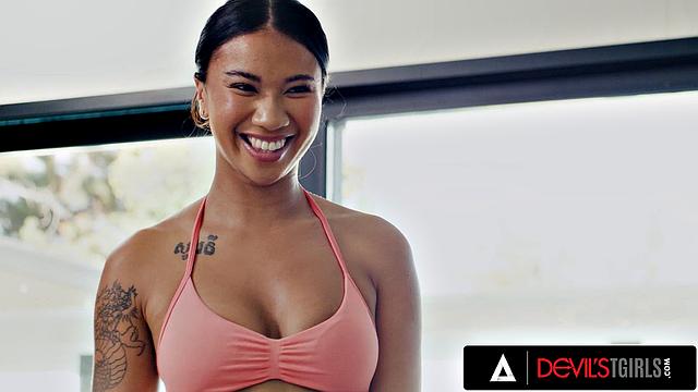 Victoria Grant трахает по-взрослому на тренировке с Ameena Green, страстный shemale секс в зале.