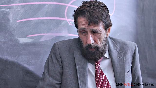 Куинн Уайлд решила, что профессор лучше пьяного мужа - минет и жесткий секс на парте, пока не началась пара.