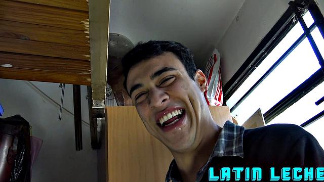 гетеро пришёл дрочить за деньги, а ушёл отсосав под смех