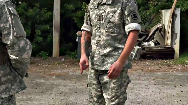 чёрный солдат раздаёт в тройничке под открытым небом, даже кусты охренели