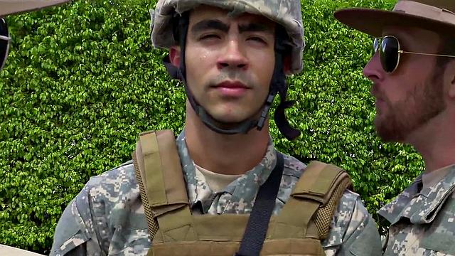 чёрный солдат раздаёт в тройничке под открытым небом, даже кусты охренели