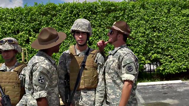 чёрный солдат раздаёт в тройничке под открытым небом, даже кусты охренели