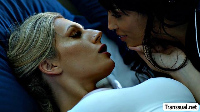 Транссексуалка с утра жестко трахается с подругой в разных позах.
