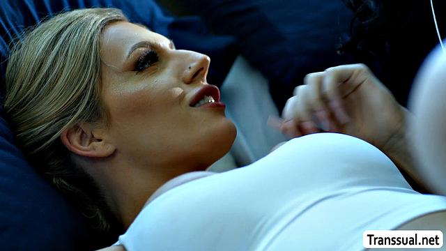 Транссексуалка с утра жестко трахается с подругой в разных позах.