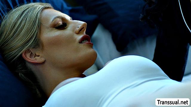 Транссексуалка с утра жестко трахается с подругой в разных позах.