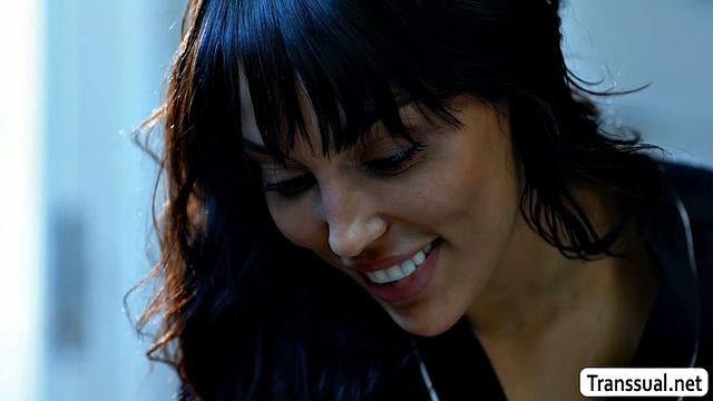 Транссексуалка с утра жестко трахается с подругой в разных позах.