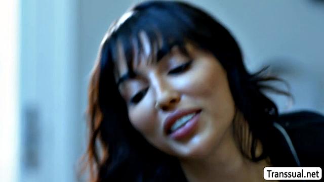 Транссексуалка с утра жестко трахается с подругой в разных позах.