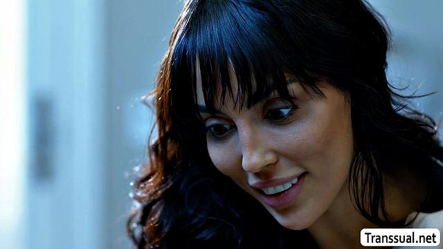 Транссексуалка с утра жестко трахается с подругой в разных позах.