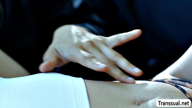 Транссексуалка с утра жестко трахается с подругой в разных позах.