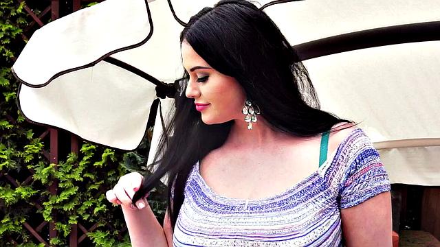 Tina Lee: Busty For Her Bra