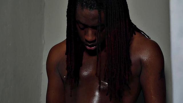 горячие черные парни трахаются по-жесткому в мокрую дырку