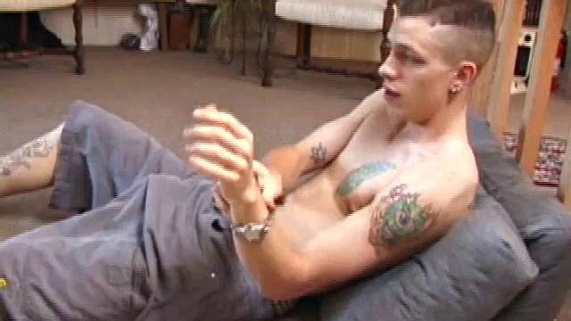 Шейн решил: рука - лучший друг гея, пока камера пишет шоу без комплексов.