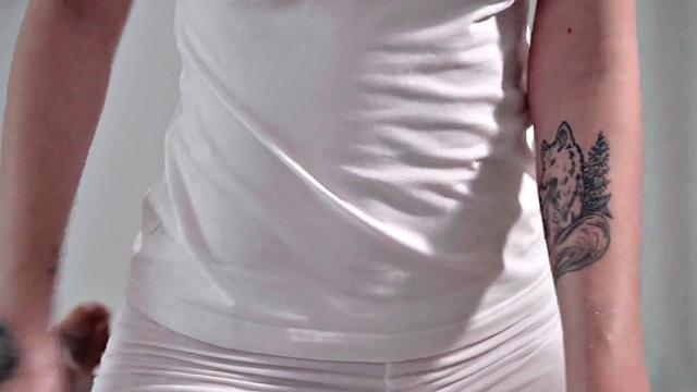 Massaging babe lets BBC client fuck her after eating her muff