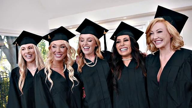 смотри, как опытные милфы трахают застенчивого фотографа