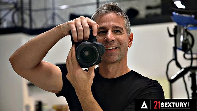 21 SEXTURY - Tattooed Elena Lux Teases Toby to Foot Pound