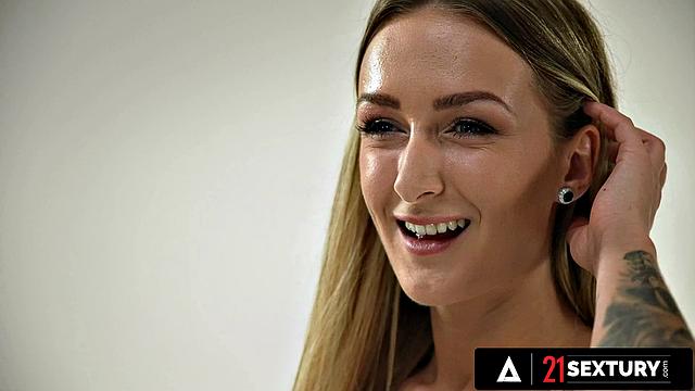 21 SEXTURY - Tattooed Elena Lux Teases Toby to Foot Pound