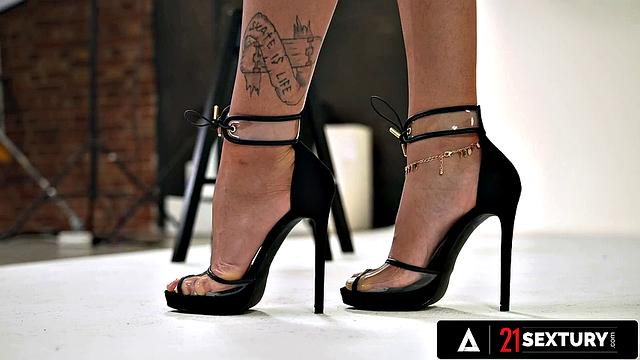 21 SEXTURY - Tattooed Elena Lux Teases Toby to Foot Pound